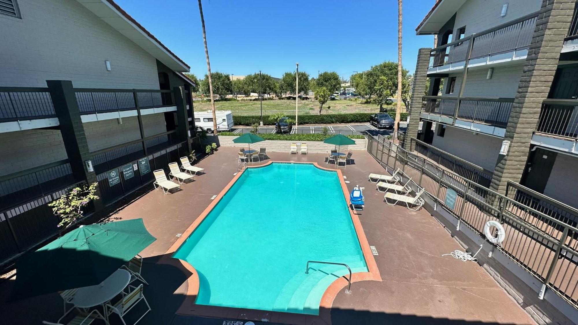 Days Inn By Wyndham San Diego Віста Екстер'єр фото