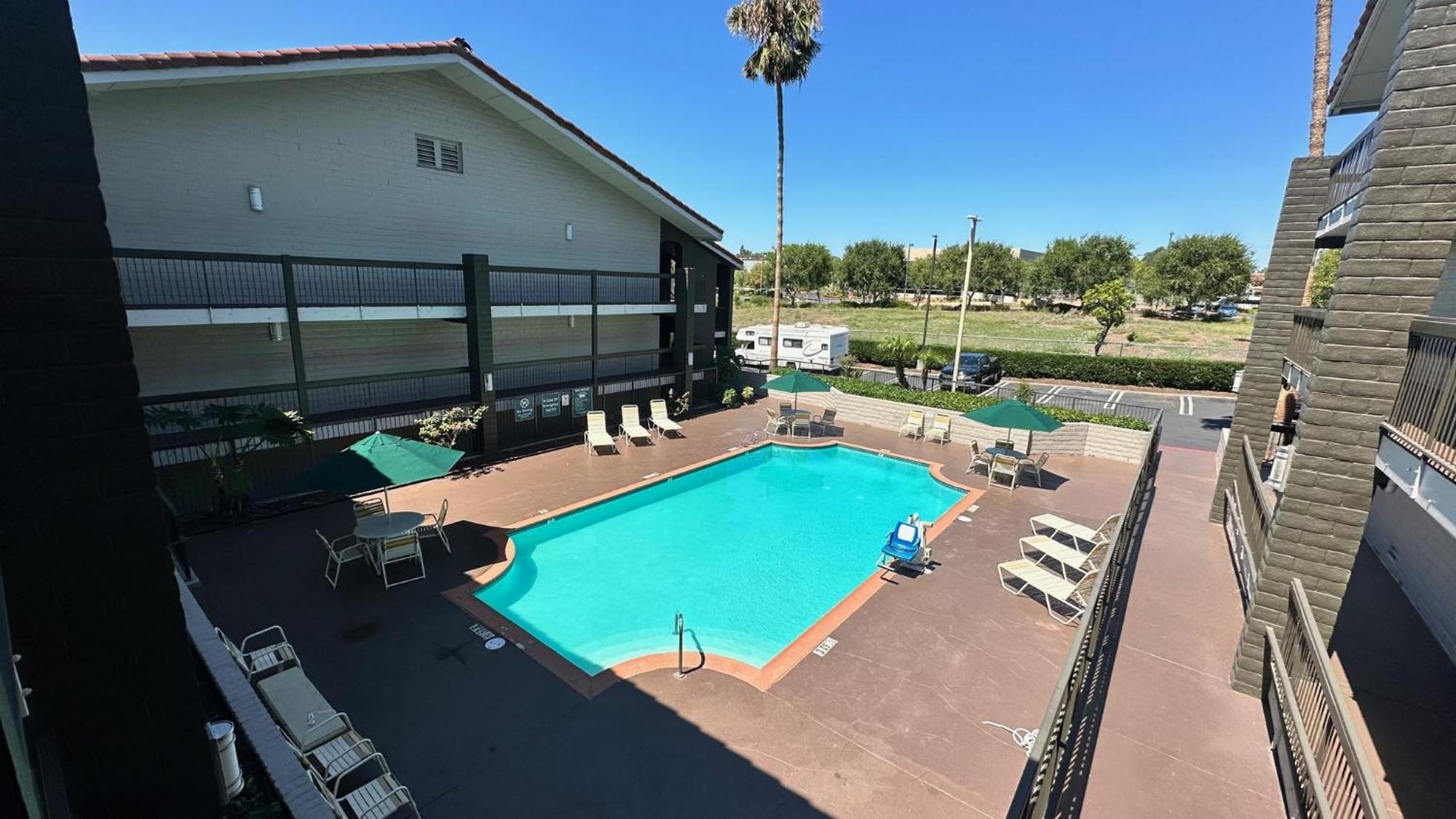 Days Inn By Wyndham San Diego Віста Екстер'єр фото