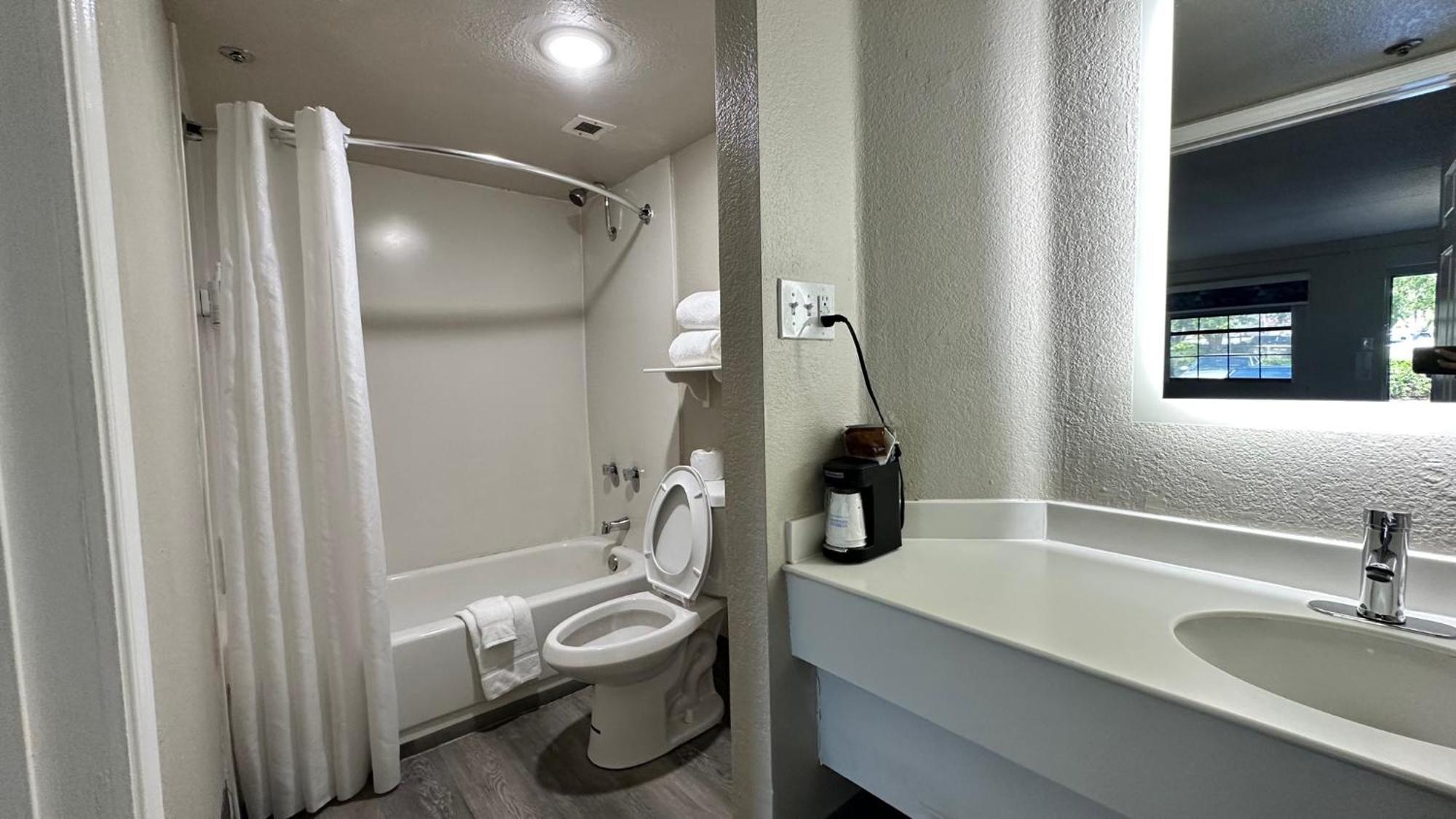 Days Inn By Wyndham San Diego Віста Екстер'єр фото