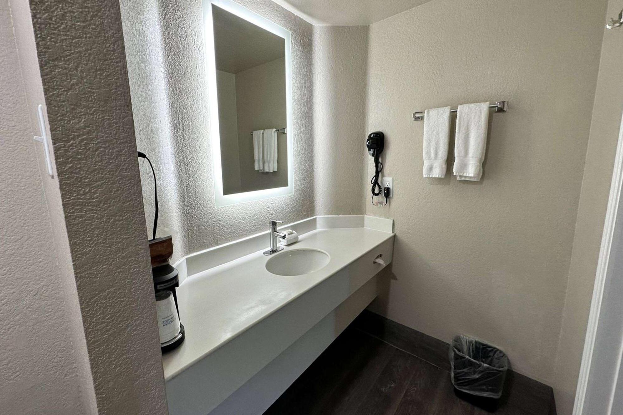 Days Inn By Wyndham San Diego Віста Екстер'єр фото