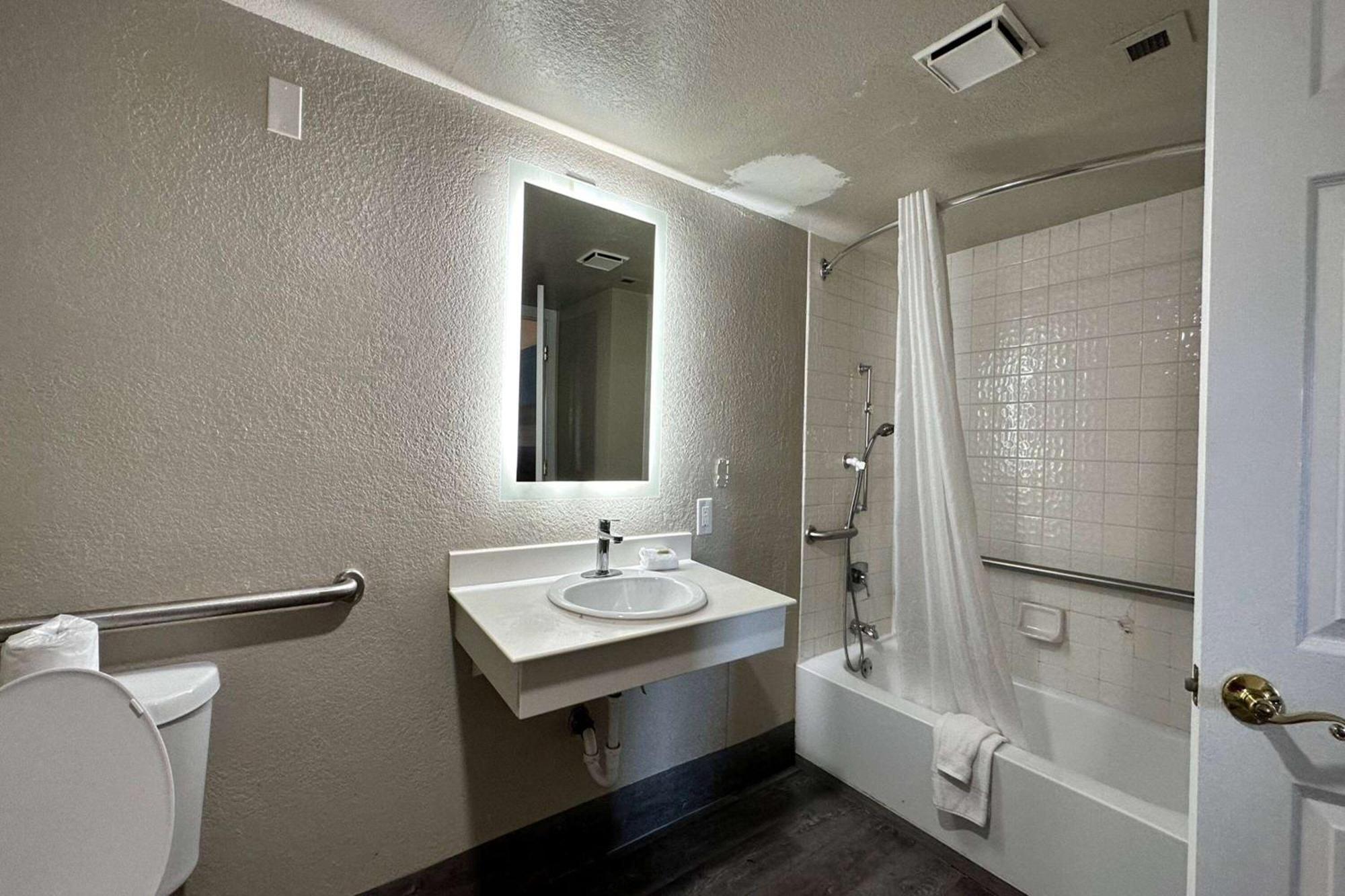 Days Inn By Wyndham San Diego Віста Екстер'єр фото