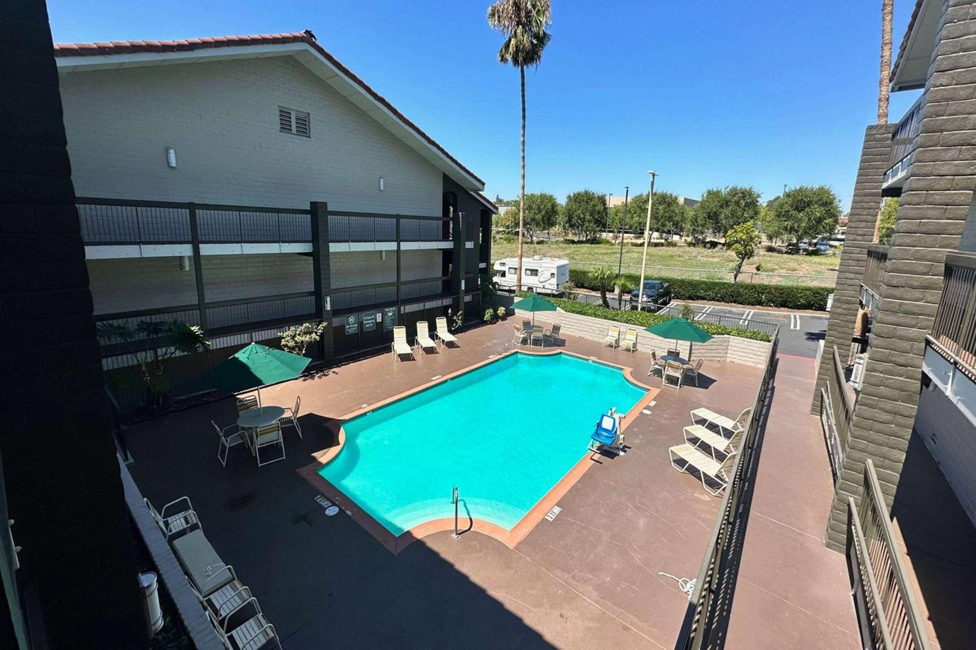 Days Inn By Wyndham San Diego Віста Екстер'єр фото